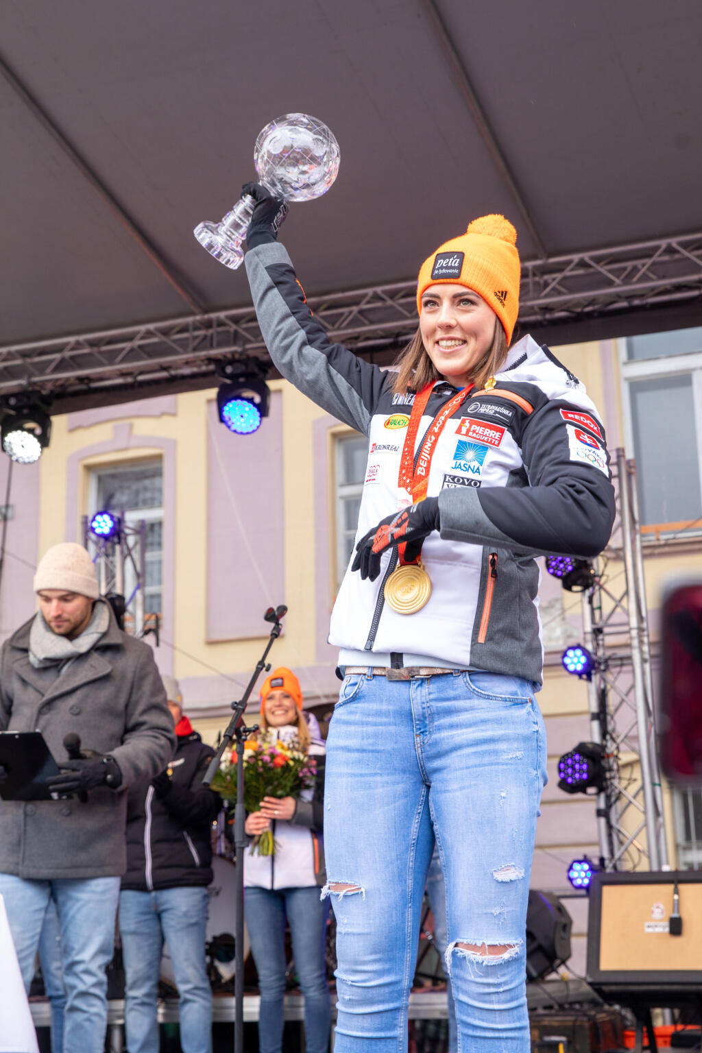 Na snímke je slovenska lyžiarka Petra Vlhová ktorá sa lúčila s úspešnou sezónou na námestí v Liptovskom Mikuláši. Oslávila olympijské zlato z Pekingu a zisk malého glóbusu za slalom v seriáli Svetového pohára.