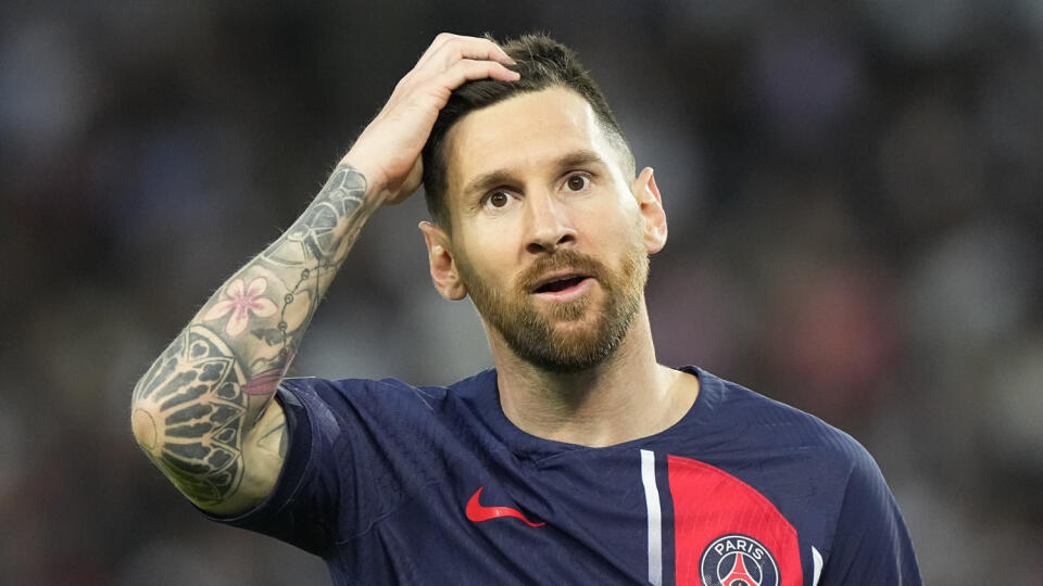 KK12 Paríž - Futbalista Lionel Messi z PSG reaguje počas záverečného 38. kola francúzskej Ligue 1 Paríž Saint-Germain - Clermont Foot 3. júna 2023 v Paríži. FOTO TASR/AP

PSG's Lionel Messi reacts during the French League One soccer match between Paris Saint-Germain and Clermont at the Parc des Princes in Paris, France, Saturday, June 3, 2023. (AP Photo/Michel Euler)