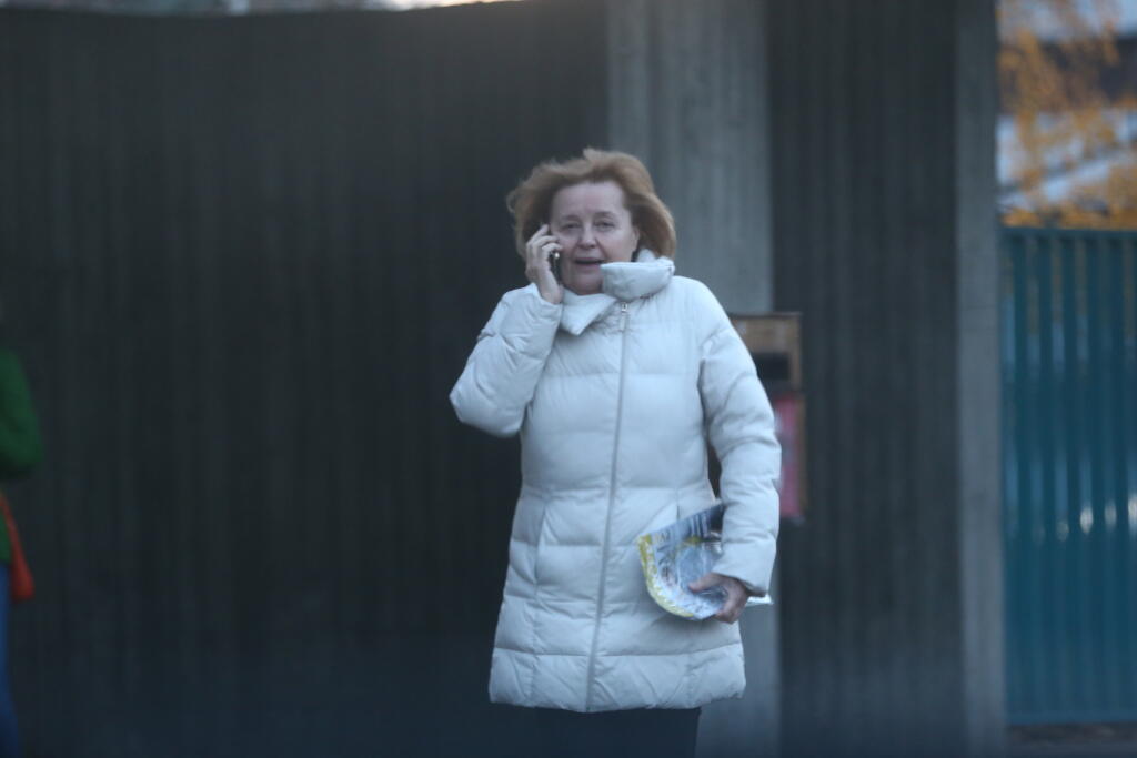 Magda Vášáryová odchádza z Národného Onkologického ústavu v Bratislave po návšteve svojho manžela Milana Lasicu, ktorý je tam hospitalizovaný