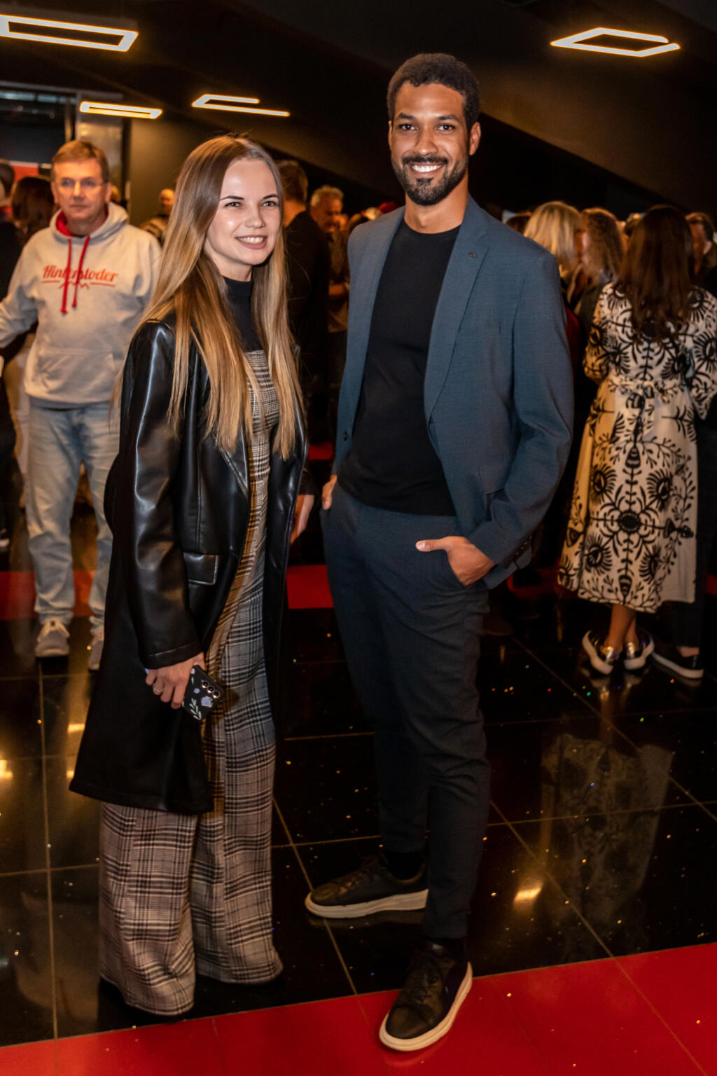 Herec zo seriálu Druhá šanca Victor Ibara prišiel nahodený elegantne a po svojom bolu mal nežnú blondínku.