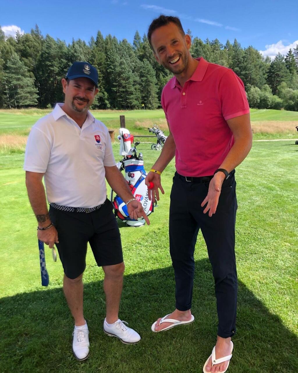 Sabbatiniho poriadne zaskočila Lintnerova obuv na golf. Bývalý hokejista hral v žabkách. Lintner sa vtipnou fotkou pochválil na sociálnej sieti.