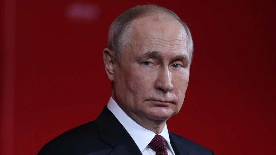 Ruský prezident Vladimir Putin by prípadné mierové rozhovory s Ukrajinou mohol využiť na doplnenie výzbroje svojej armády pred tým, ako by spustil nový útok. Uviedol to v sobotu britský minister zahraničných vecí James Cleverly.