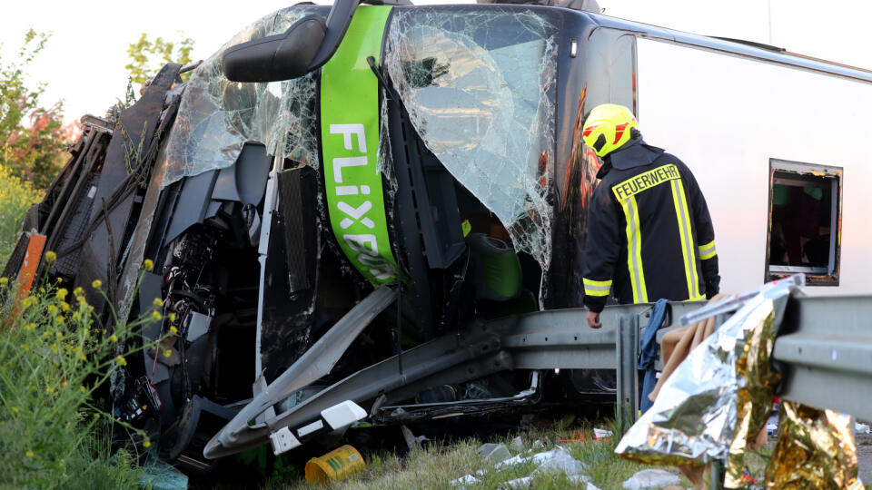 Autobus smerujúci z Berlína do Mníchova sa počas jazdy po diaľnici č. 9 prevrátil na bok.