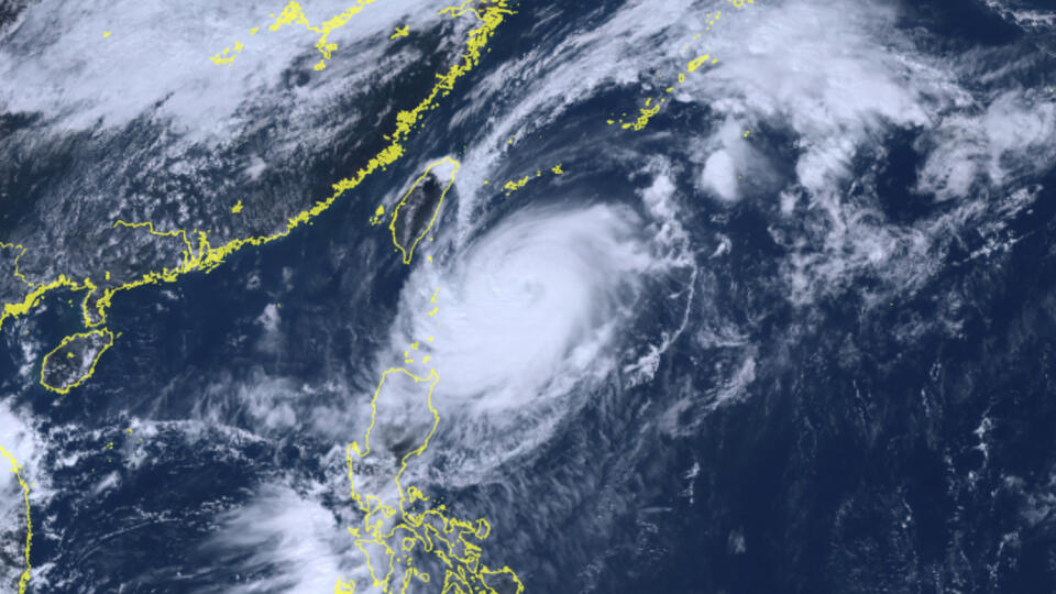 Na satelitnej snímke japonského satelitu Himawari-8 tajfún Koinu (uprostred) sa blíži k pobrežiu Taiwanu 3. októbra 2023.