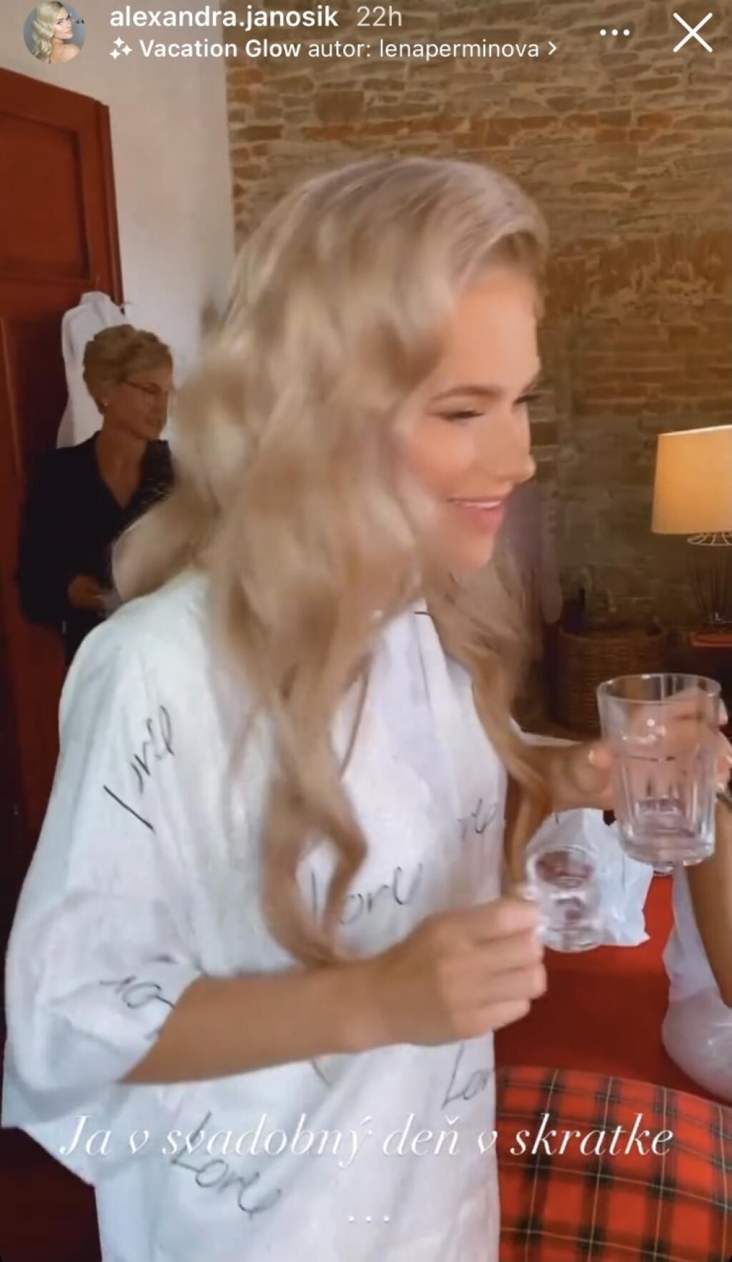 Prípravy na svadbu prebiehali tak ako v iných rodinách. Nechýbalo ani posilnenie na uvoľnenie nálady.