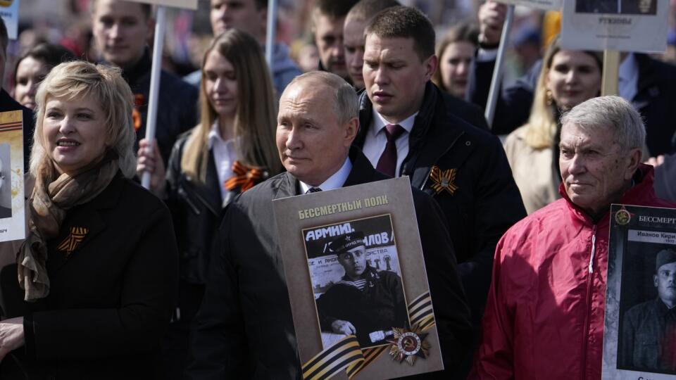 JB 10 Moskva - Ruský prezident Vladimir Putin (uprostred) počas pochodu Nesmrteľného pluku cez Červené námestie pri príležitosti 77. výročia osláv Dňa víťazstva nad hitlerovským Nemeckom v druhej svetovej vojne v Moskve 9. mája 2022. FOTO TASR/AP
Russian President Vladimir Putin, centre, attends the Immortal Regiment march through Red Square marking the 77th anniversary of the end of World War II, in Moscow, Russia, Monday, May 9, 2022. (AP Photo/Alexander Zemlianichenko)
