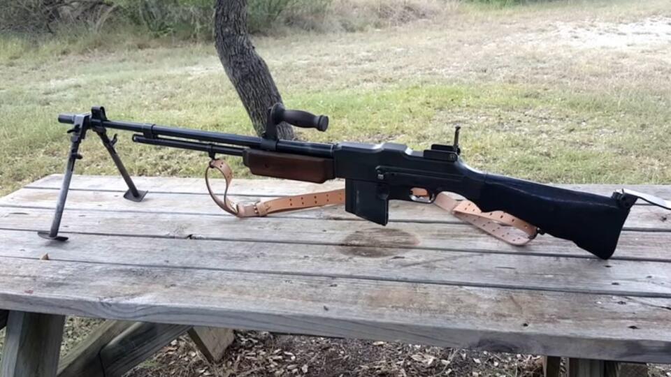 reprofoto YouTube / WW2 Jeep and Rifle
