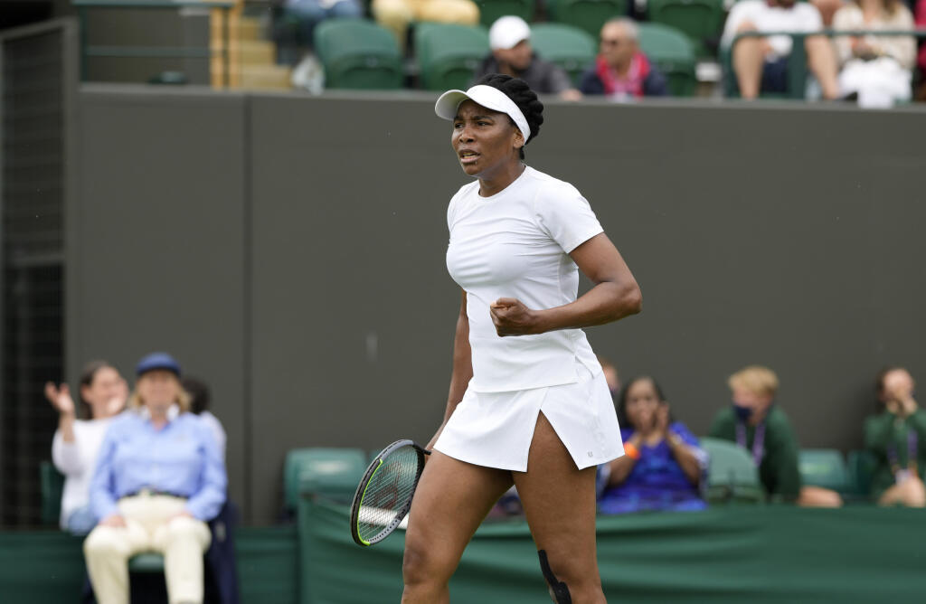 JB 33 Londýn - Americká tenistka Venus Williamsová oslavuje po jej výhre nad Rumunkou Mihaelou Buzarnescuovou v 1.kole dvojhry na grandslamovom tenisovom turnaji Wimbledon v Londýne 29. júna 2021. FOTO TASR/AP
Venus Williams of the US wins the women's singles first round match against Romania's Mihaela Buzarnescu on day two of the Wimbledon Tennis Championships in London, Tuesday June 29, 2021. (AP Photo/Alastair Grant)
