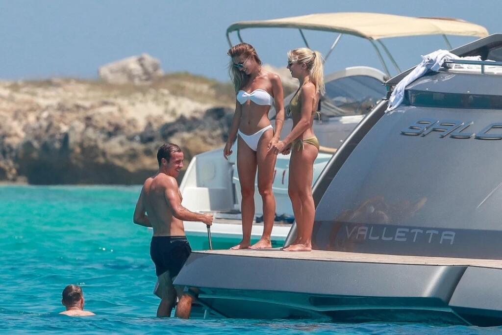 Keď nemecké futbalové hviezdy Manuel Neuer a Mario Gotze zobrali na dovolenku svoje krásne polovičky Ann Kathrin Brommel a Ninu Weiss, tak sa postarali, aby im nič nechýbalo. Za prenájom luxusnej lode Baloo 1 na Baleárskych ostrovoch zaplatili za týždeň 40-tisíc eur.