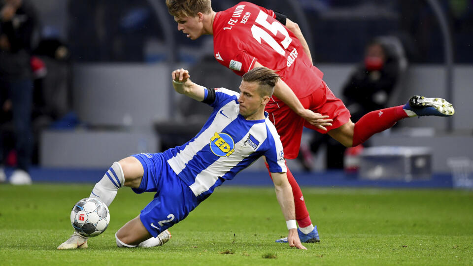 EBE 21 Berlín - Na snímke vľavo slovenský obranca Herthy Berlín Peter Pekarík, vpravo hráč Unionu Marius Bülter v zápase 27. kola nemeckej futbalovej bundesligy Hertha BSC Berlín - Union Berlín (4:0) v piatok 22. mája 2020. FOTO TASR/AP
Hertha's Peter PekarĂ­k, left, and Union's Marius Buelter, right, challenge for the ball during the German Bundesliga soccer match between Hertha BSC Berlin and 1. FC Union Berlin in Berlin, Germany, Friday, May 22, 2020. The German Bundesliga is the world's firs