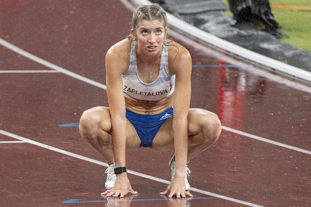 Na snímke slovenská atlétka Emma Zapletalová reaguje v cieli semifinálového behu na 400 m prekážok na XXXII. letných olympijských hrách v Tokiu v pondelok 2. augusta 2021.