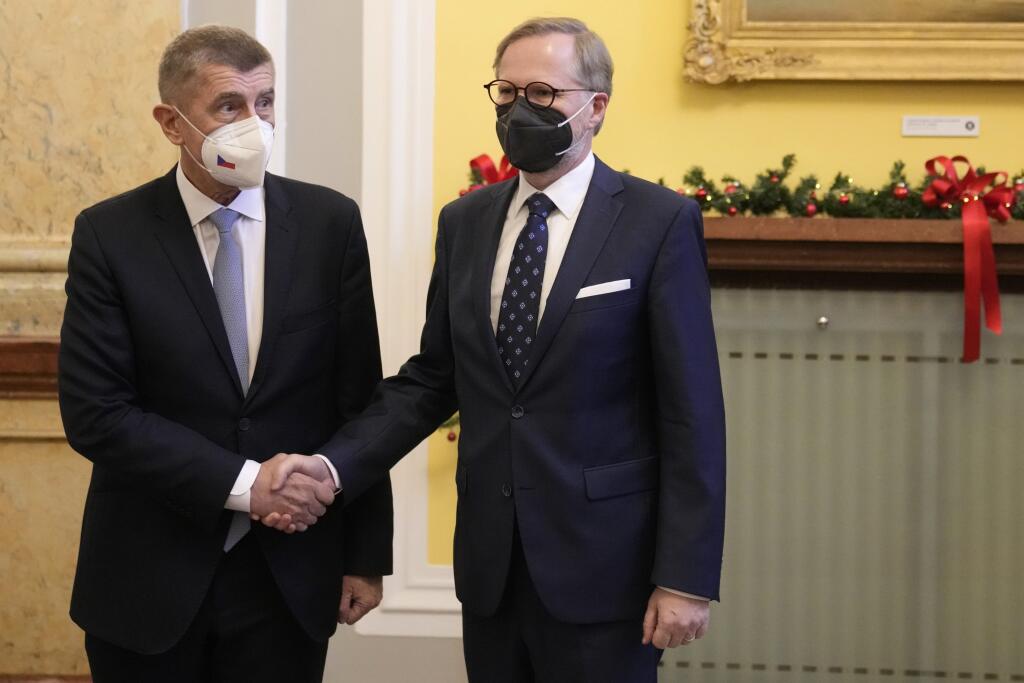dchádzajúci český premiér Andrej Babiš (vľavo) a nový český premiér Petr Fiala. FOTO TASR/AP