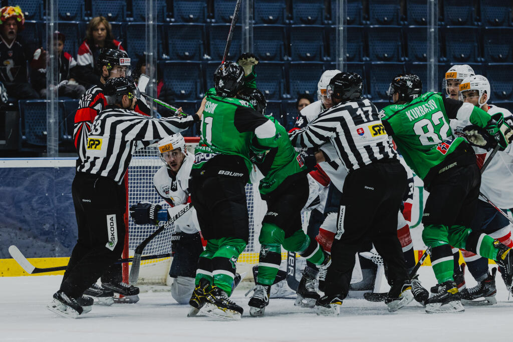 Počas zápasu 11.kola základnej časti hokejovej Tipos Extraligy medzi HC Slovan Bratislava a HC Nové Zámky.