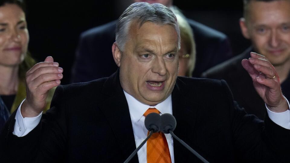 KK119 Budapešť - Maďarský premiér Viktor Orbán hovorí k svojim priaznivcom počas volebnej noci po parlamentných voľbách a referende o zákone na ochranu detí , 3. apríla 2022 v Budapešti. Vládny blok strán Fidesz-KDNP maďarského premiéra Viktora Orbána, ktorý je pri moci od roku 2010, porazil v nedeľňajších parlamentných voľbách zoskupenie šiestich opozičných strán v Jednote za Maďarsko, ktorého lídrom je Péter Marki-Zay. FOTO TASR/AP
Hungary's Prime Minister addresses cheering supporters during