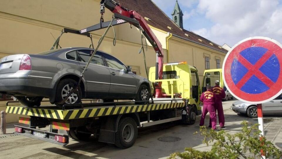 Zákaz zastavenia je jednoznačný a dôsledkom môže byť nedobrovoľný pohyb vozidla na ložnej ploche odťahovky.