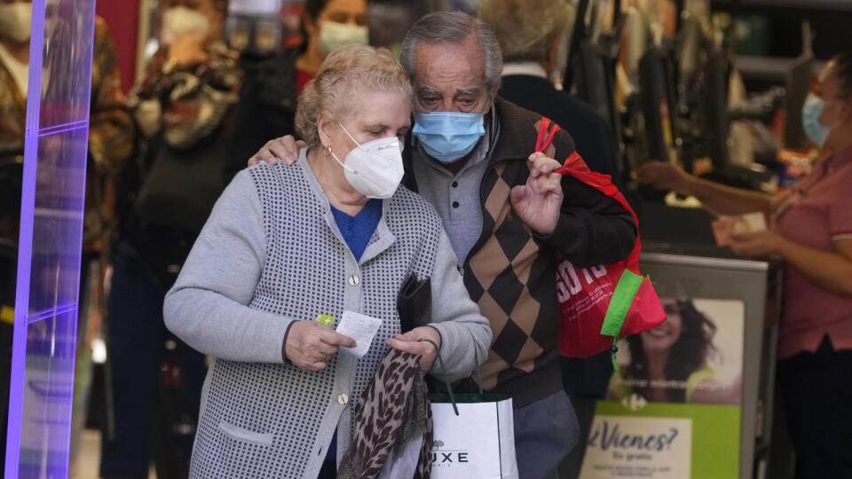 WA 46 Madrid - Seniori vychádzajú zo supermarketu v Madride v stredu 6. októbra 2021. FOTO TASR/AP
A couple leave a supermarket with a small shopping bag in Madrid, Spain, Wednesday, Oct. 6, 2021. (AP Photo/Paul White)