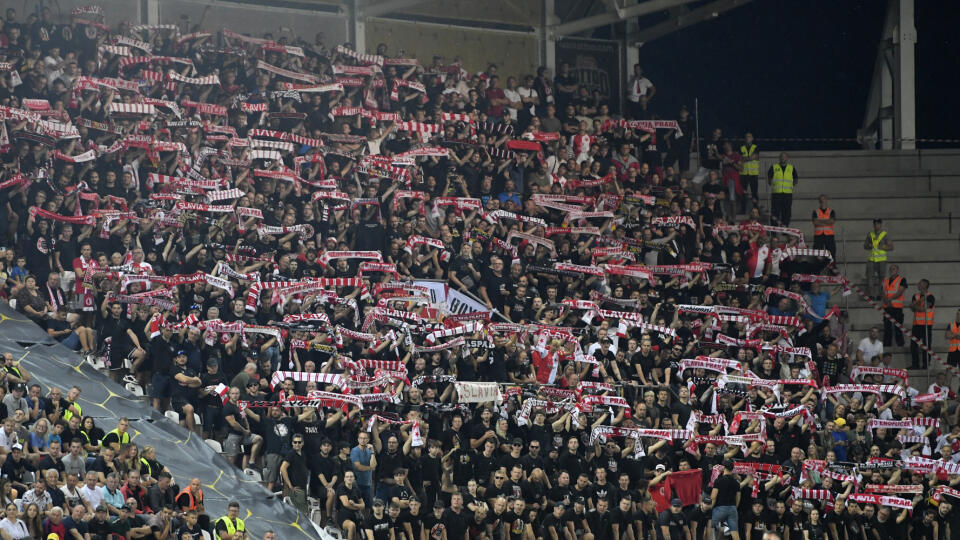 Na snímke fanúšikovia Slavie Praha povzbudzujú v odvetnom zápase 3. predkola Európskej ligy UEFA SC Dnipro1 - SK Slavia Praha v Košiciach 17. augusta 2023. FOTO TASR – František Iván
