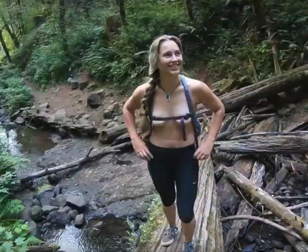 Česká snowboardistka Šárka Pančochová si so sexi snúbenicou Kaileenou Lare povedali, že si z obyčajnej bicyklovačky v lesoch spravia neobyčajnú. V oregonských kopcoch sa premávali s holými prsiami.
