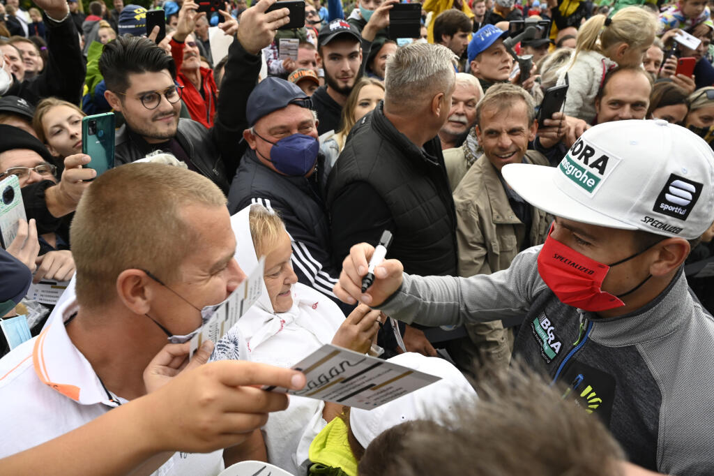 Na snímke vpravo slovenský cyklista Peter Sagan (Bora-Hansgrohe) rozdáva autogramy po 3. etape 65. ročníka Okolo Slovenska z Dolného Kubína - Považskej Bystrice, 18. septembra 2021 v Považskej Bystrici.