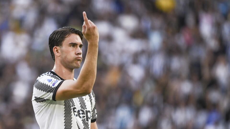 WA 75 Turín - Futbalista Juventusu Dušan Vlahovič sa teší po strelení gólu počas zápasu 3. kola talianskej Serie A Juventus Turín - AS Rím v Turíne v sobotu 27. augusta 2022. FOTO TASR/AP
Juventus' Dusan Vlahovic celebrates after scoring his side's first goal during the Italian Serie A soccer match between Juventus and Roma at the Juventus stadium in Turin, Italy, Saturday, Aug. 27, 2022. (Marco Alpozzi/LaPresse via AP)
