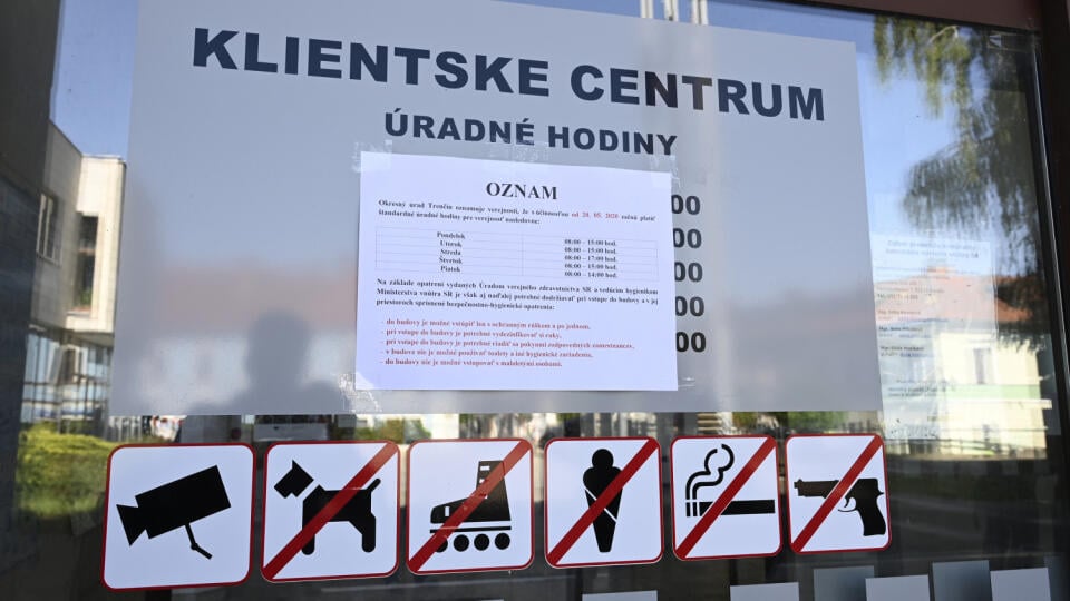 Klientské centrum Okresného úradu v Trenčíne funguje od 20. mája 2020 v štandartnom režime, ako pred vyhlásením mimoriadnej situácie spôsobenej koronavírusom. FOTO TASR - Radovan Stoklasa