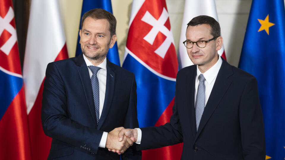 Premiér Igor Matovič odcestoval na summit premiérov krajín V4 do Varšavy v piatok 3. júla 2020. Na snímke slovenský premiér Igor Matovič (vľavo) a poľský premiér Mateusz Morawiecki (vpravo) počas bilaterálneho stretnutia, ktoré sa konalo pred summitom premiérov krajín V4 na Úrade vlády vo Varšave. FOTO TASR - Jaroslav Novák