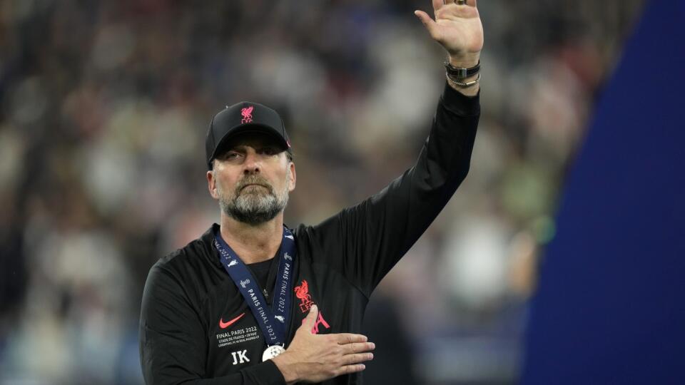 EBE 10 Paríž - Na snímke tréner Liverpoolu Jürgen Klopp máva fanúšikom po finále Ligy majstrov UEFA 2021/2022 vo futbale FC Liverpool - Real Madrid (0:1) v sobotu 28. mája 2022 na štadióne Stade de France v Paríži. FOTO TASR/AP
Liverpool's manager Jurgen Klopp gestures to the supporters at the end of the Champions League final soccer match between Liverpool and Real Madrid at the Stade de France in Saint Denis near Paris, Saturday, May 28, 2022. Real Madrid defeated Liverpool 1-0. (AP Photo/Ma