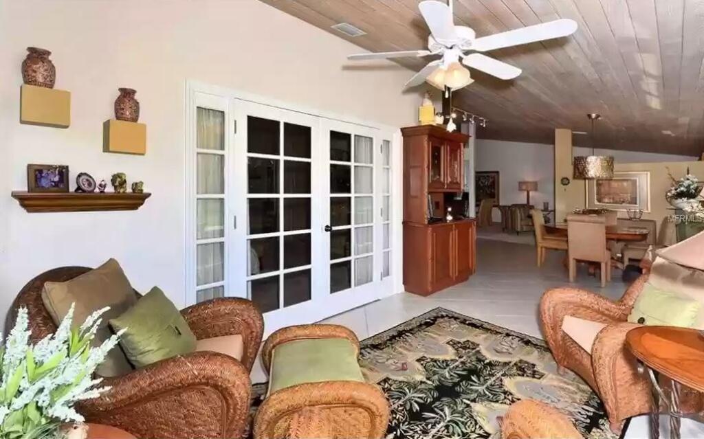 Chára trávil ligovú prestávku na Floride. Po vypuknutí pandémie koronavírususi to namieril do luxusnej štvrte mestečka Longboat Key, kde sa ceny „dvojizbákov“ pohybujú na úrovni milión eur. Podľa clustrmaps.com by mu mal patriť dom na 2057 Harbour Links Dr v Longboat Key.