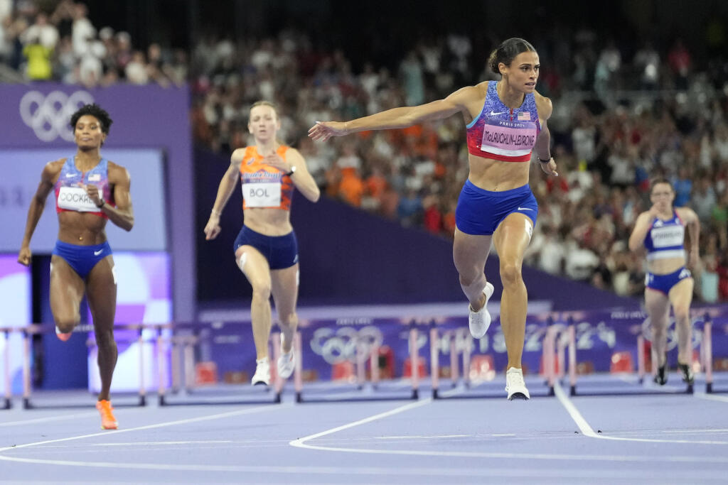 KK44 Saint-Denis - Americká atlétka Sydney McLaughlinová-Levroneová víťazí vo finále behu na 400 m prekážky na XXXIII. letných olympijských hrách v Paríži vo štvrtok 8. augusta 2024. Americká atlétka Sydney McLaughlinová-Levroneová vytvorila na OH v Paríži nový svetový rekord v behu na 400 m prek. Vo finále triumfovala časom 50,37 s. FOTO TASR/AP
Sydney McLaughlin-Levrone, of the United States, wins the women's 400-meters hurdles final at the 2024 Summer Olympics, Thursday, Aug. 8, 2024, in Sain