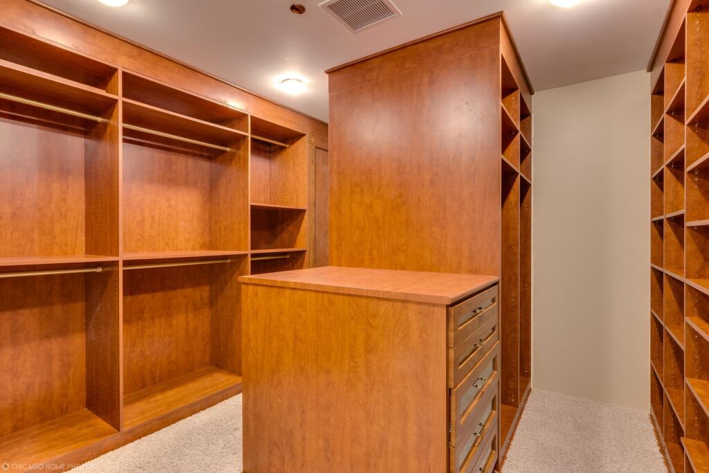 Apartmán má aj veľká šatník.