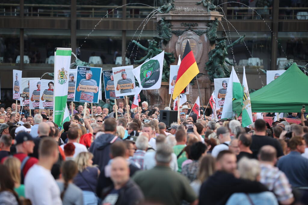 PK 31 Lipsko - Na snímke demonštranti počas protestu pravicovo-extrémistickej strany Slobodné Sasko (Freie Sachsen) proti energetickej a sociálnej politike nemeckej vlády v Lipsku na východe Nemecka 5. septembra 2022. FOTO TASR/AP

Demonstrators take part in a protest of the right-wing extremist Free Saxons against the German government's energy and social policies on Augustusplatz, Leipzig, Germany, Monday Sept. 5, 2022. (Jan Woitas/dpa via AP)