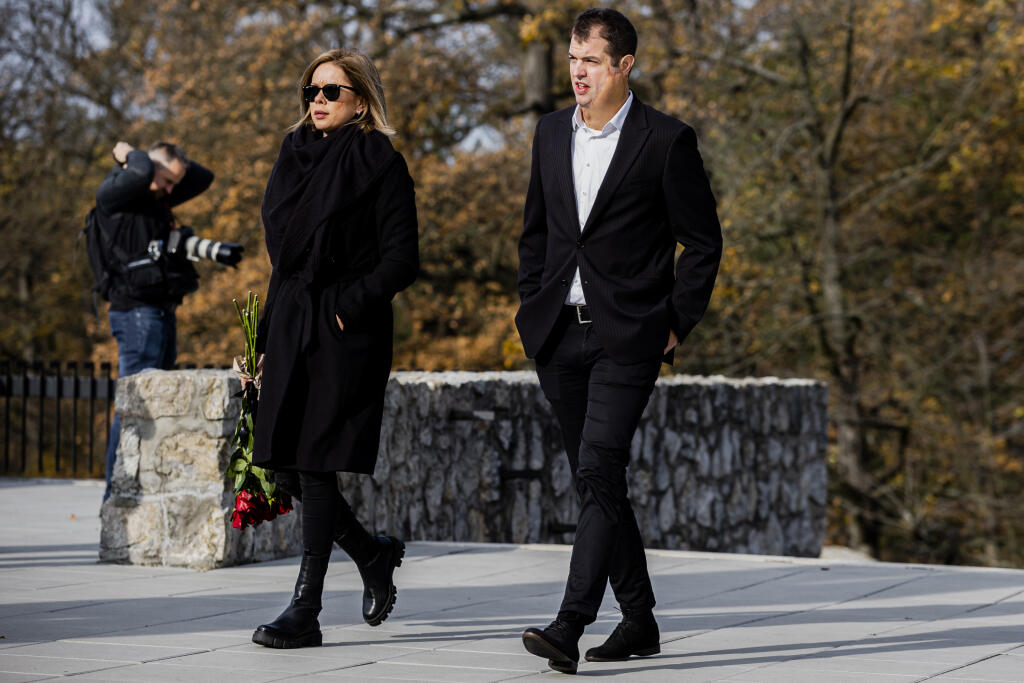 Smútoční hostia prichádzajú na poslednú rozlúčku s tragicky zosnulým Dušanom Pašekom mladším. Pašeka ml. našli obeseného na bratislavskej Kolibe 5. novembra 2021. Na snímke Dárius Rusnák.