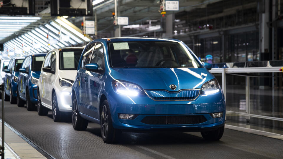 Automobilka Volkswagen Slovakia začala sériovo vyrábať vynovený Volkswagen e-up a modely Škoda Citigo iV a Seat Mii dostali elektrický pohon. Na snímke výroba elektrických vozidiel v montážnej a výrobnej hale 10. decembra 2019 v Bratislave. FOTO TASR – Jakub Kotian