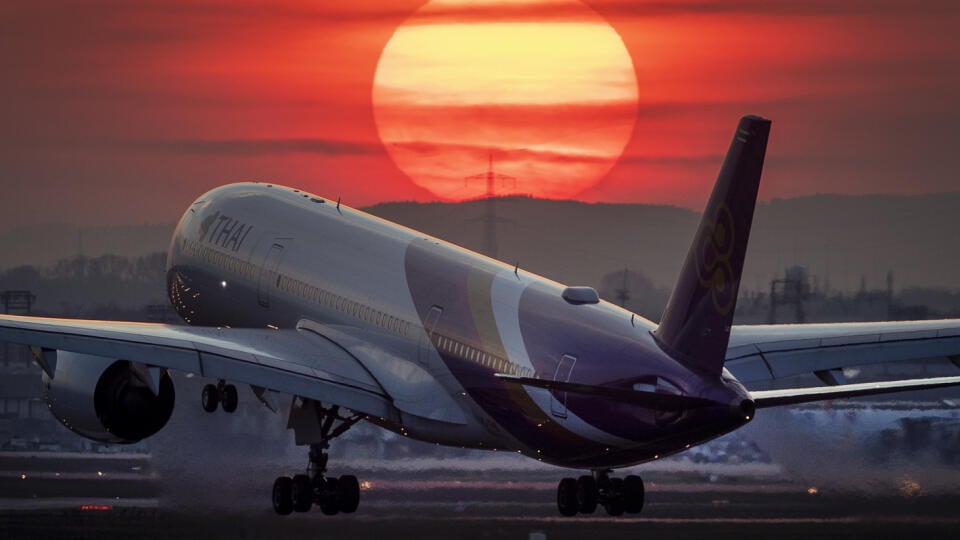 MIK 23 - Frankfurt - Airbus A350 XWB thajskej leteckej spoločnosti Thai Airways pristáva pri západe slnka na letisku vo Frankfurte, v Nemecku, 17. marca 2020. Kvôli koronavírusu bolo zrušených tisíce letov po celom svete. FOTO TASR/AP
An airbus A 350 from Thai airways lands at the airport in Frankfurt, Germany, as the sun sets Tuesday, March 17, 2020. Due to the coronavirus thousands of flights had to be canceled worldwide. Only for most people, the new coronavirus causes only mild or moderate