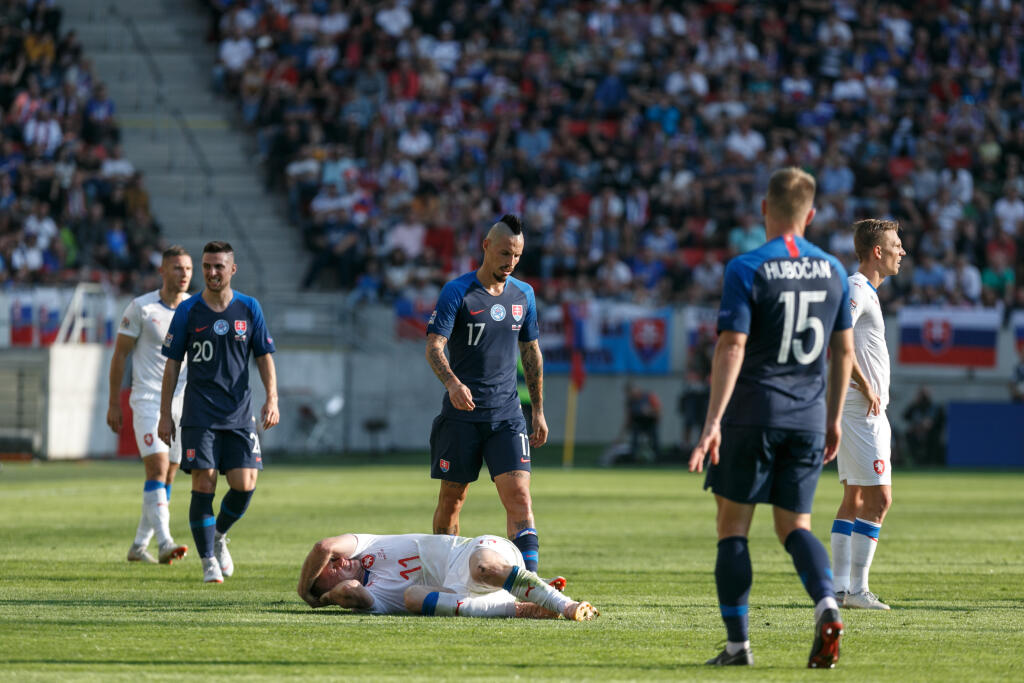 Takto to vyzeralo na trávniku a na tribúnach počas zápasu Slovensko - Česko.