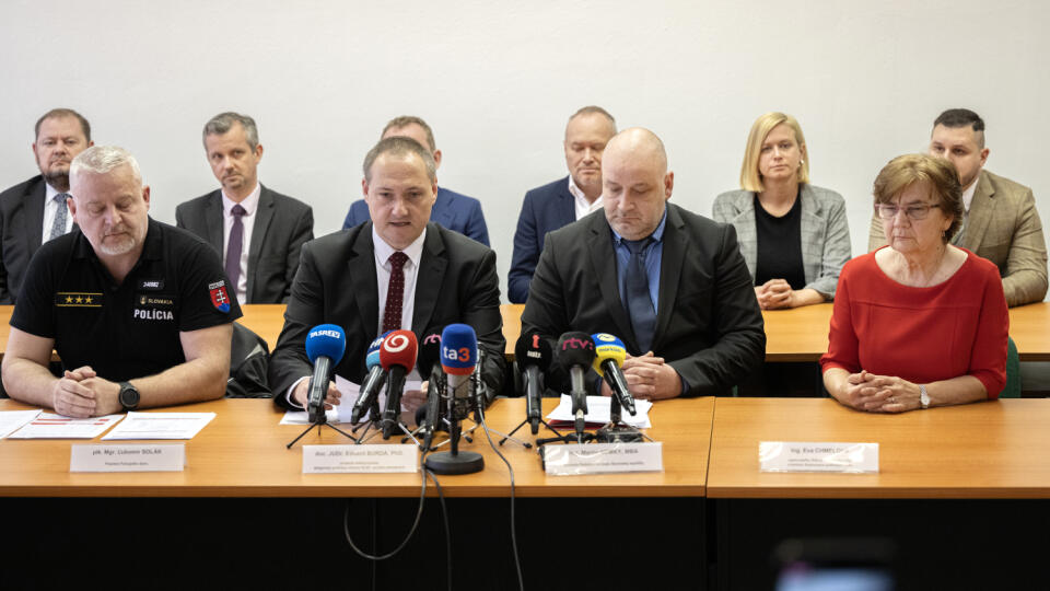 Na snímke v popredí zľava prezident Policajného zboru SR Ľubomír Solák, predseda Štátnej komisie pre voľby a kontrolu financovania politických strán Eduard Burda, predseda Štatistického úradu SR Martin Nemky a zapisovateľka Štátnej volebnej komisie pre voľby a kontrolu financovania politických strán Eva Chmelová počas tlačovej konferencie Štátnej komisie pre voľby a kontrolu financovania politických strán k vyhláseniu oficiálnych výsledkov 1.kola prezidentských volieb 24. marca 2024 v Bratislave