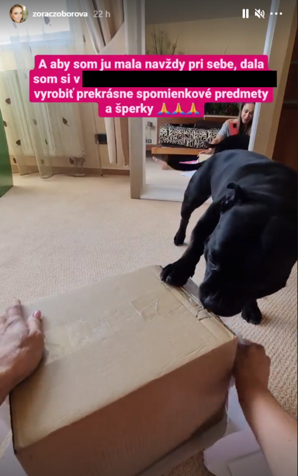 Zora si dala z popola svojej sučky urobiť rôzne spomienkové predmety.