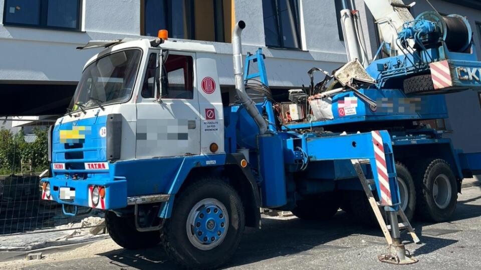 Na kabínu žeriavnika spadol celý náklad, na mieste zasahovala polícia aj záchranka.