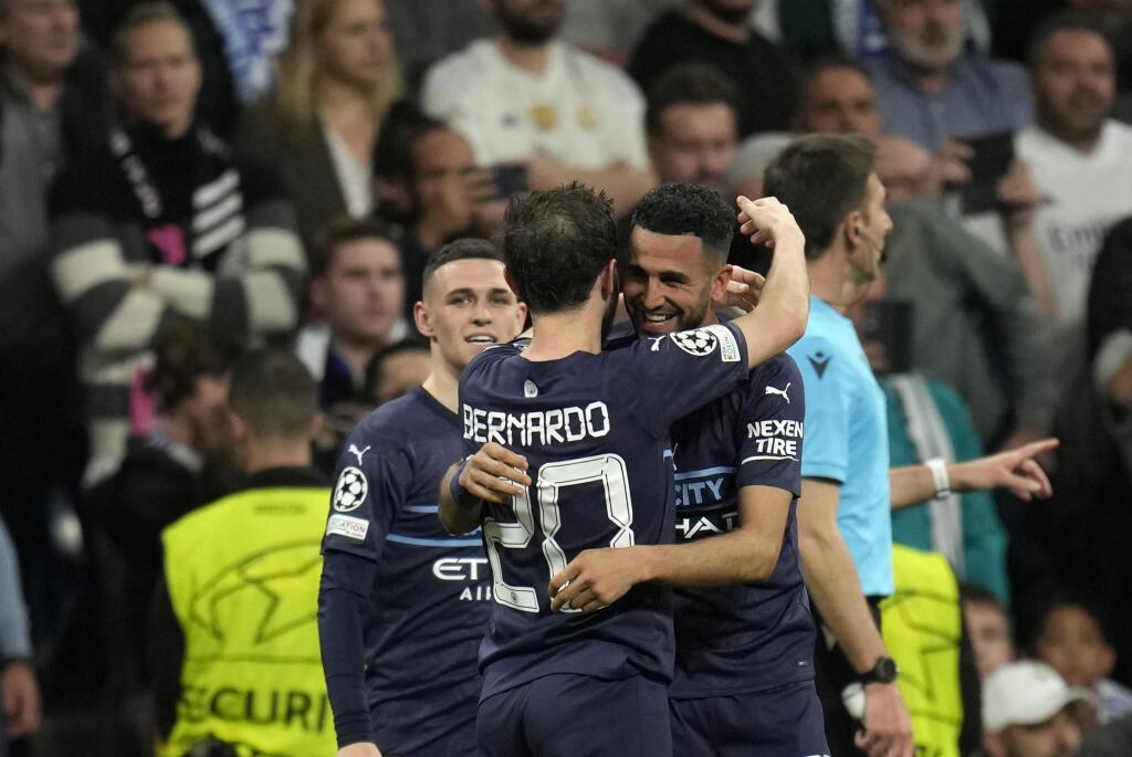 WA 7 Madrid - Futbalista Manchestru City Riyad Mahrez (vpravo) sa teší so spoluhráčmi po strelení gólu v odvete semifinále Ligy majstrov Real Madrid - Manchester City v Madride 4. mája 2022. FOTO TASR/AP
Manchester City's Riyad Mahrez, right, celebrates with teammates after scoring his side's opening goal during the Champions League semi final, second leg soccer match between Real Madrid and Manchester City at the Santiago Bernabeu stadium in Madrid, Spain, Wednesday, May 4, 2022. (AP Photo/Man