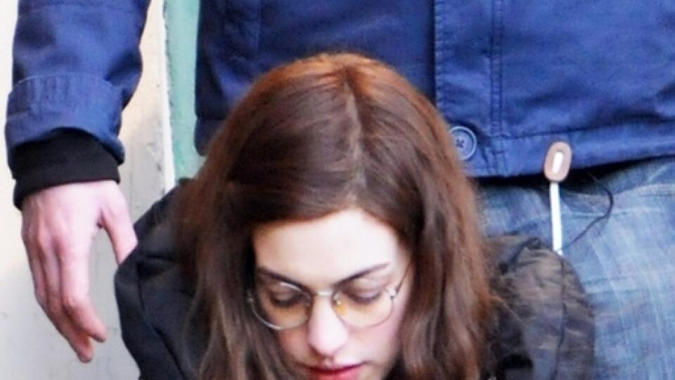 Smutná Anne Hathaway