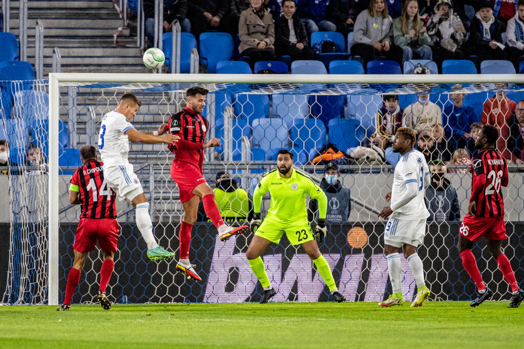 ŠK Slovan Bratislava a Lincoln Red Imps FC sa stretol v zápase Európskej konferenčnej ligy na Tehelnom poli v Bratislave. Na snímke je Ezekiel Henty a Samuel Mráz.