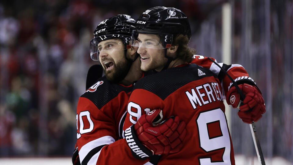 EBE 2 Newark - Na snímke vľavo slovenský útočník Devils Tomáš Tatar a spoluhráč Dawson Mercer oslavukjú gól v zápase hokejovej NHL
New Jersey Devils - Tampa Bay Lightning v Newarku v noci na 17. marca 2023. FOTO TASR/AP
New Jersey Devils left wing Tomas Tatar is congratulated for his goal against the Tampa Bay Lightning by Dawson Mercer (91) during the second period of an NHL hockey game Thursday, March 16, 2023, in Newark, N.J. (AP Photo/Adam Hunger)