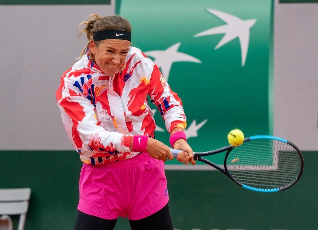 Viktoria Azarenková z Bieloruska a jej zimný outfit počas prvého dňa French Open, keď sa sťažovala na neprimeranú zimu a dážď. Dnešná móda má mnoho tvári, niekedy pripomína výpredaje na poľskom trhu.