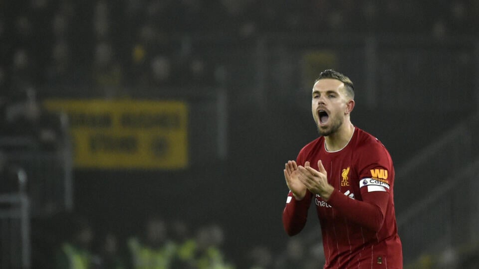 Kapitán futbalistov FC Liverpool Jordan Henderson sa už do konca ročníka na trávniku neobjaví, zranil si koleno.