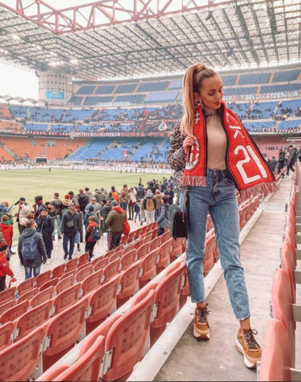 Sexi vlogerka Šarka Peková jazdí na prestížne zápasy po celej Európe, z ktorých prináša originálne reportáže.