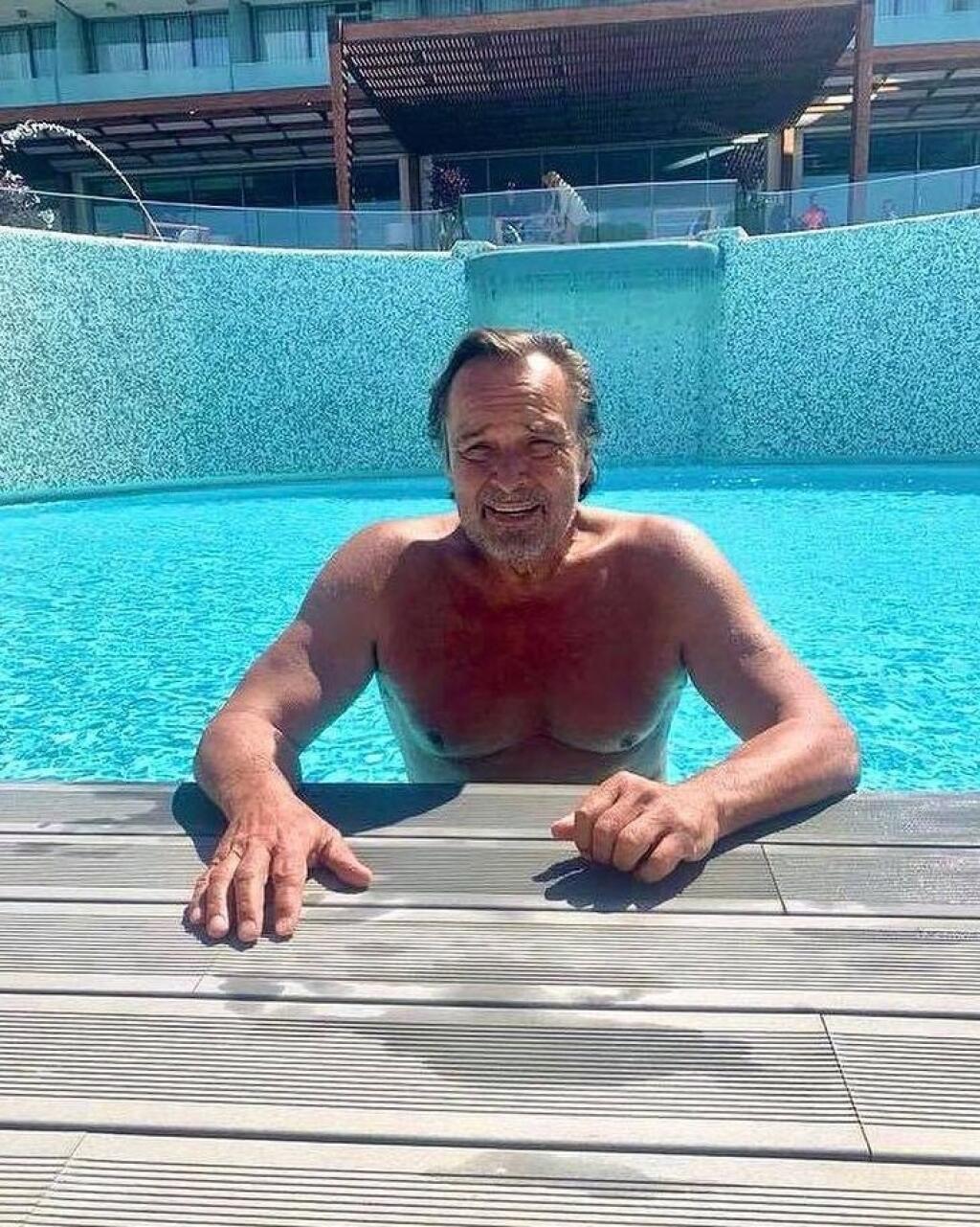 Jozef Vajda si cez pauzu doprial relax v bazéne.