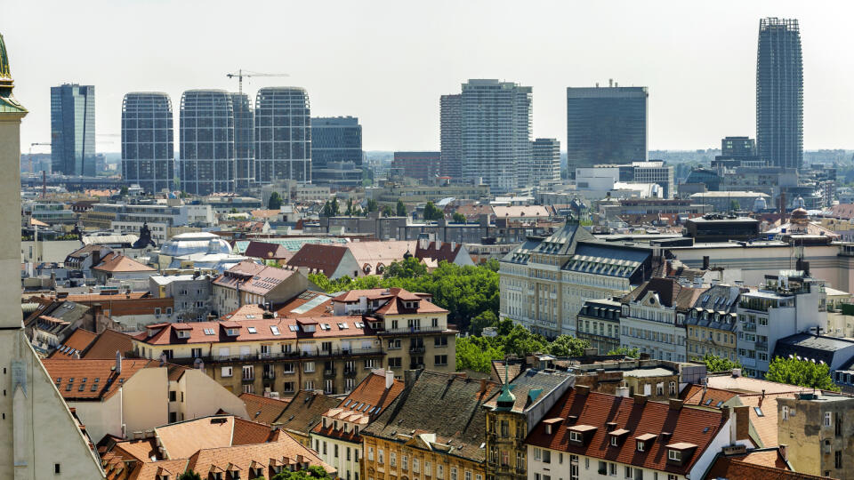 Na snímke pohľad na panorámu hlavného mesta SR z Bratislavského hradu 25. júna 2023 v Bratislave. FOTO TASR - Dano Veselský