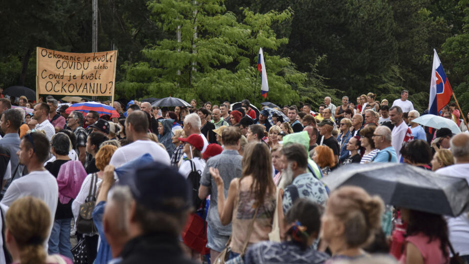 Protest proti optraniam vlády v súvislosti s ochorením COVID-19 v Bratislave