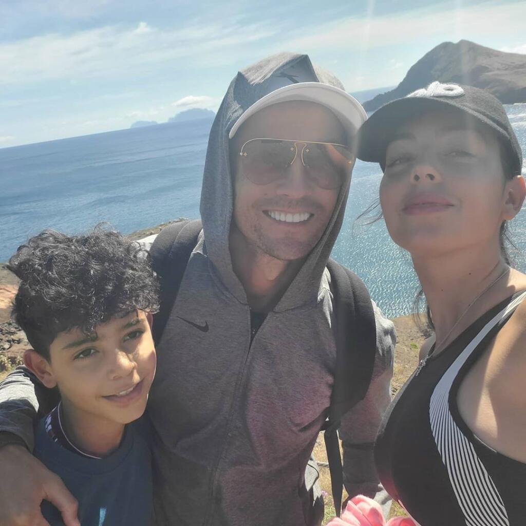 Keďže futbalové tréningy v posledných dvoch mesiacoch neprichádzali do úvahy, Ronaldo sa aj s Georginou udržiaval vo forme, napríklad, turistikou.