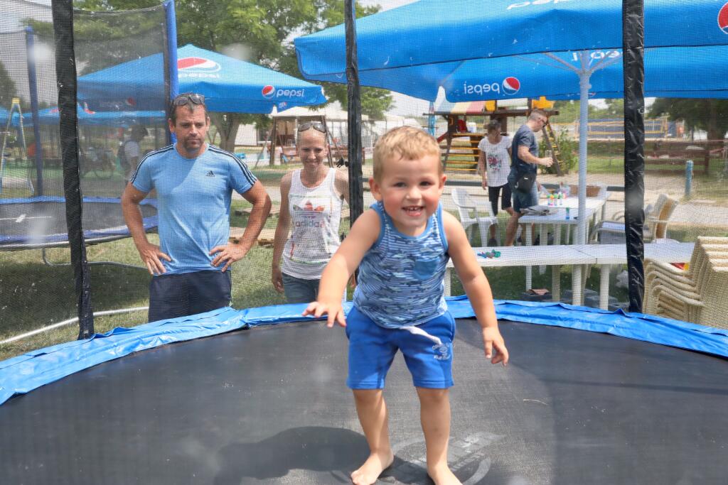 Pavol si to v areáli užíval so synčekom Paľkom. Spoločne s dlhoročnou priateľkou Majkou sledovali svojho šampióna na skákacom hrade či na trampolíne.